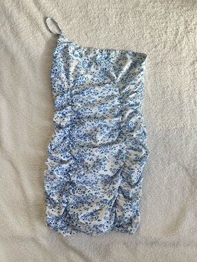 Blue floral ruched mini dress 💙